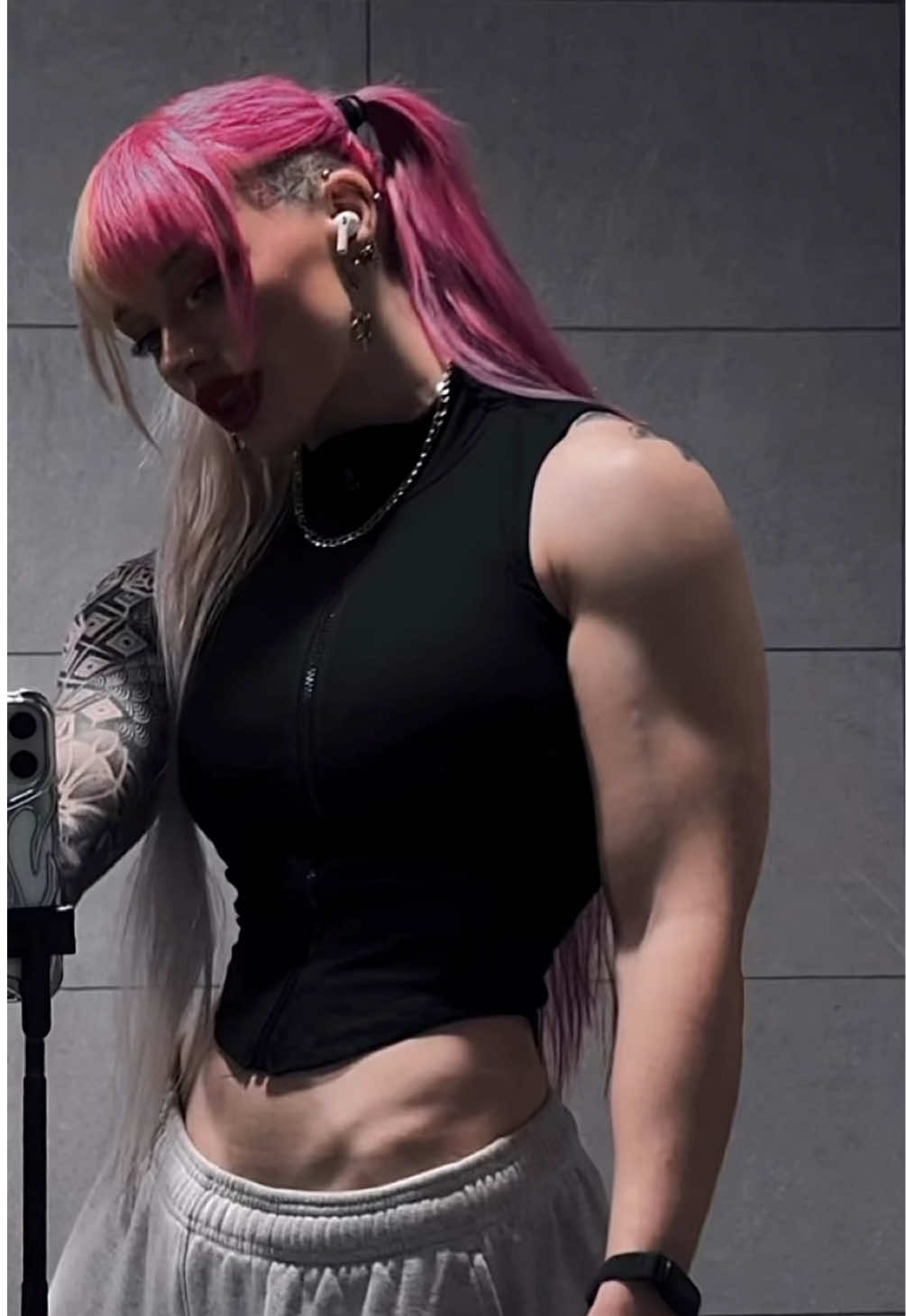 Just your friendly 3am sleep paralysis demon here to mog you👋💓 😚 #bodybuilder #wlw #workout #Fitness #fit #gymgirl #gym #lift #tattoos #hairdye #piercings 