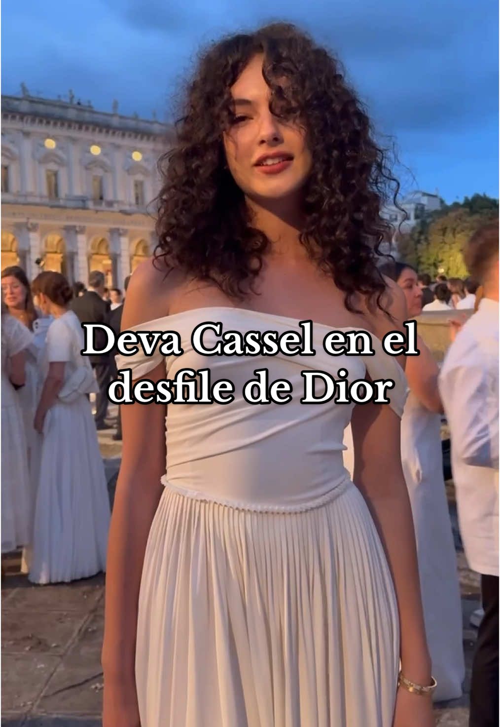 #DevaCassel (sí, la hija de #MonicaBellucci y #VincentCassel) no se perdió anoche el desfile Crucero 2026 de @Dior ✨ #dior #desfiles #Runway 