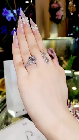 Trong ánh hào quang lấp lánh, nàng là tâm điểm thu hút mọi ánh nhìn, sự chú ý đặc biệt luôn đến từ cách nàng tự do thể hiện cá tính mạnh mẽ, vẻ đẹp yêu kiều 🥰💎 #TrangSucHar #trangsuchar #kimcuongnuoicay #HARdiamond #kimcuongcvd #bongtaihalo #nhandinhhonkimcuong 
