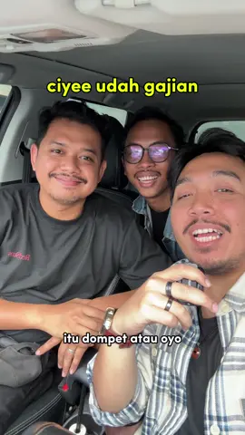 ciyee yang udah gajian, samaan nih kita haha video with @SEMAKINDIDEVAN @Cerita Ocid  #kerja #gajian 