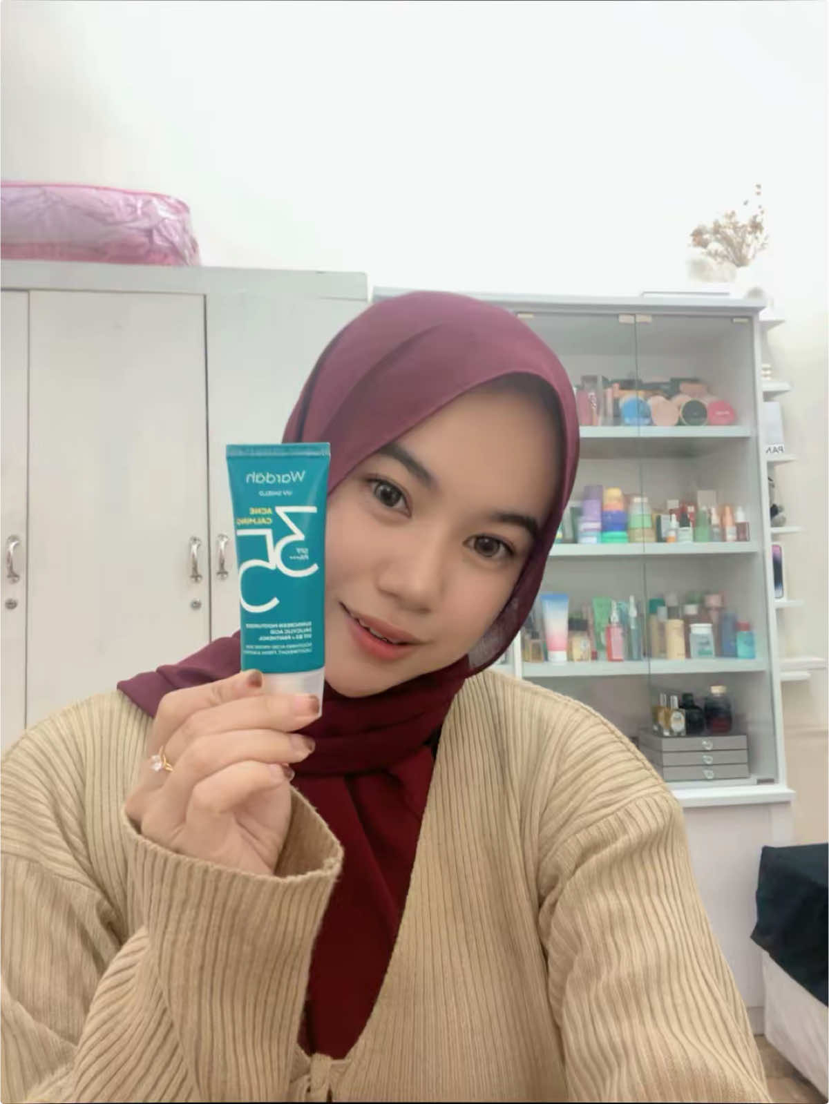 Wardah UV Shield Acne Calming Sunscreen Moisturizer SPF 35 PA+++ merupakan sunscreen dengan SPF 35 PA+++ yang nyaman dan ringan digunakan setiap hari. Diformulasikan khusus untuk kulit wajah berminyak dan rentan berjerawat. Mengandung Salicylic Acid, Panthenol, dan Vitamin B3 yang dapat membantu melawan bakteri penyebab jerawat.  How to use: Aplikasikan produk sebanyak 2 ruas jari dan secara merata ke seluruh bagian wajah. Ulangi pemakaian jika diperlukan.  Suitable for: Kulit berminyak dan berjerawat. Ingredients: Salicylic Acid, Panthenol, Vitamin B3