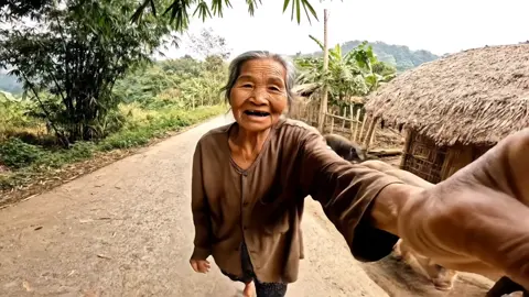các cháu ơi , các cháu trón đi nhé , bà bán doi to lắm