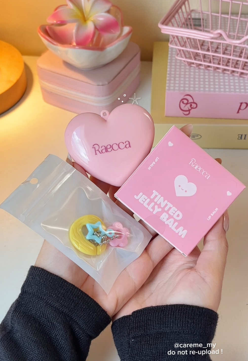 cover two tone lip + lembapin. bisa jadi keychain,💗🌼 balm nya juga wangiii dessert gitu #lipbalm #lipmoisturizer #tintedlipbalm #jellybalm #lippie #keychain 