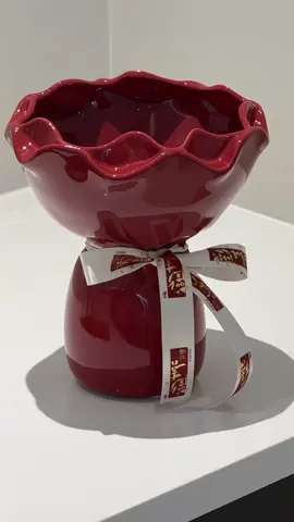 Bình hoa gốm sứ thắt nơ xinh xĩu ạ, kèm nơ xinh lắm luôn ạ, có thể làm quà tặng hoặc trang trí bàn tiệc - phòng khách nó đẹp xĩu ạ !