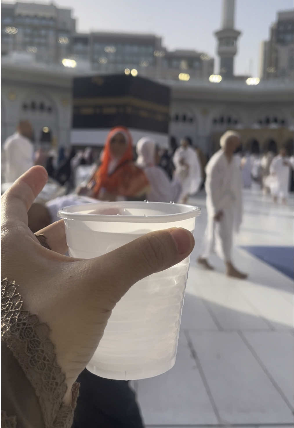 Masha Allah Tabarakallah, minum air zam-zam sepuasnya, langsung depan Ka’bah 🕋🥹 #hajj2025 #hajiindonesia2025 #ceritahajimita #mekkah #masjidilharam #zamzamwater 