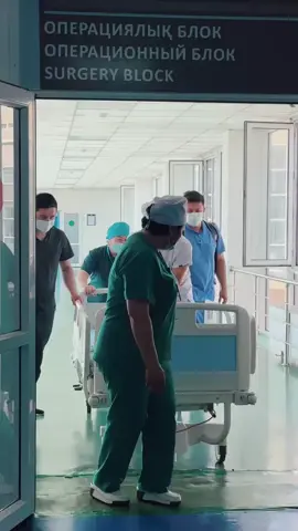 Труд реаниматолога — это работа на грани жизни и смерти Он не задаёт лишних вопросов. Он действует Быстро, точно, профессионально Часто его труд остаётся за кадром — без благодарностей, без аплодисментов. Но именно он первым встаёт на защиту жизни,когда счёт идёт на секунды. Спасибо тем, кто не сдается, даже когда надежды почти нет.#спасениежизни #реанимация #геройрядом 