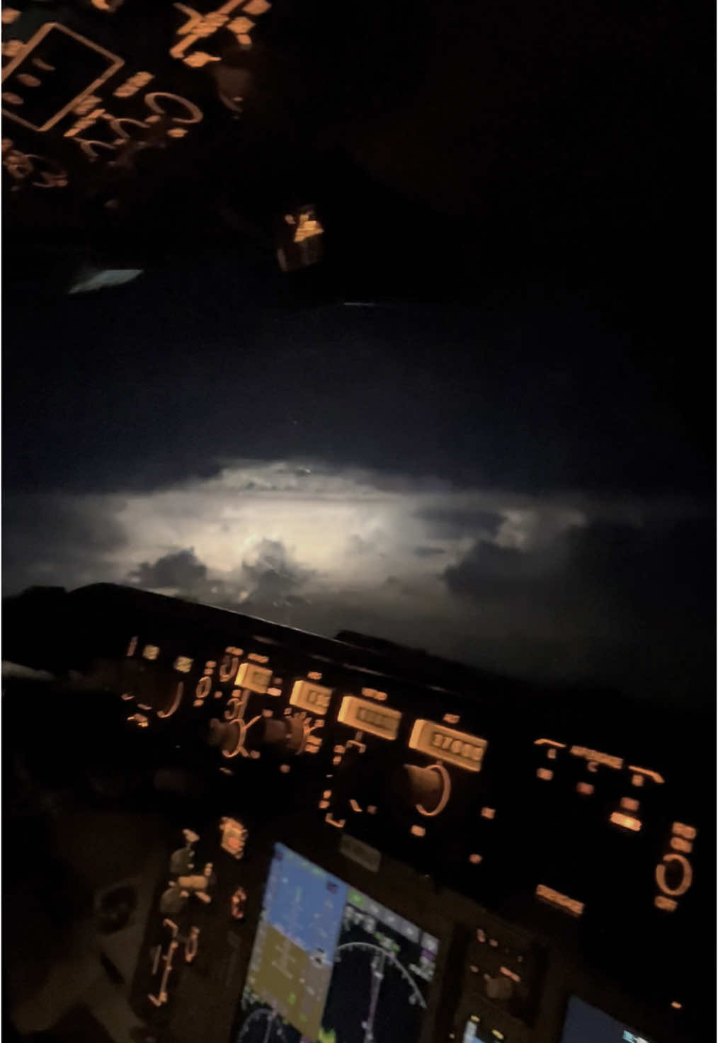 #pilot #cockpit #femalepilot #fypシ゚viral🖤tiktok #lightning #mood #relaxing 