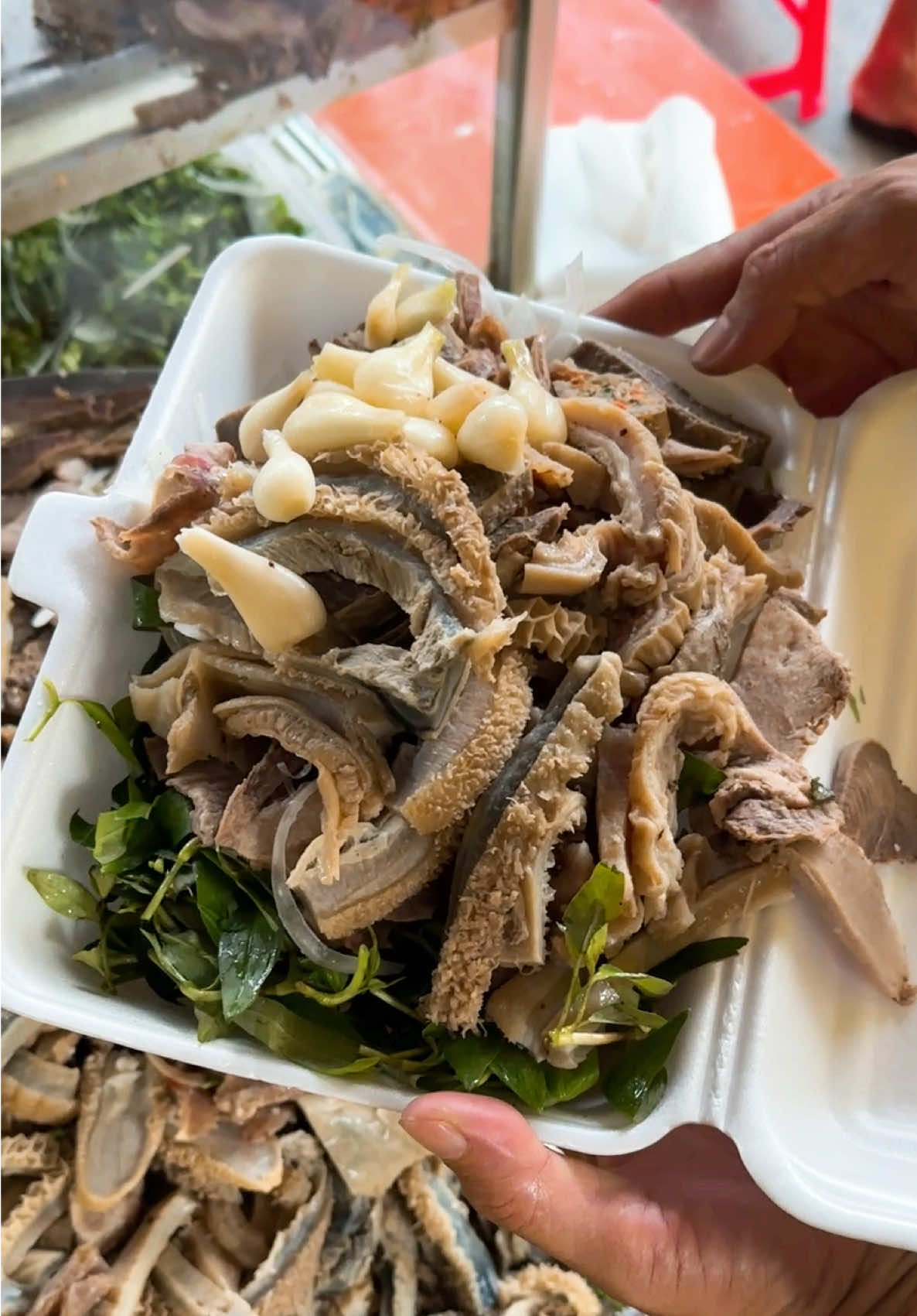 Gỏi lòng bò bóp củ kiệu – món ăn tưởng lạ mà quen đang làm mưa làm gió tại Cháo Bò 99 🐮🥗 Lòng bò được làm sạch kỹ, luộc vừa chín tới – giòn giòn, dai nhẹ, không hề bị hôi! Mix cùng củ kiệu chua nhẹ, hành tây thanh mát, thêm nước trộn gỏi đậm đà, bắt vị, ăn phát là tỉnh người luôn 😋 Món này chuẩn gu cho team mê đồ lòng, thích ăn lạ – cuốn mà không ngán 💯 💬 Kêu nhẹ đứa bạn sành ăn nhất nhóm, kéo tới Cháo Bò 99 test ngay đi – chậm là hết liền tay đó nha! #Chaobo99 #LearnOnTikTok #streetfood #ancungtiktok #xuhuongtiktok #FoodTok #tiktokfood #viral #2025 