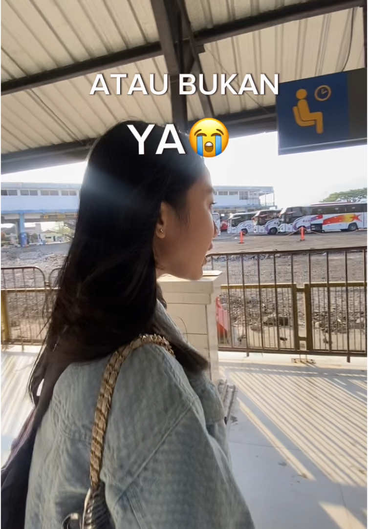 kita baru kenal di pool HJ and then berangkat bareng se bus dan setujuan juga, balik di hari yg sama barengan lagi akhirnya padahal kita ga janjian😭 @raniaarii lagi yuk #roadtrip #malang #harapanjaya 