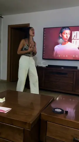 מבקרת וצוחקת בכל הפלטפורמות !!!