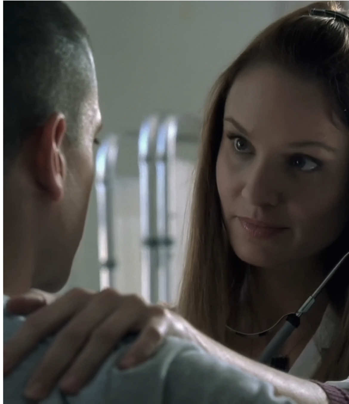 ذي نظراته لها وماتبغونها تفتح له الباب #prisonbreak #michaelscofield #مايكل_سكوفيلد #بريزون_بريك #saratancredi 