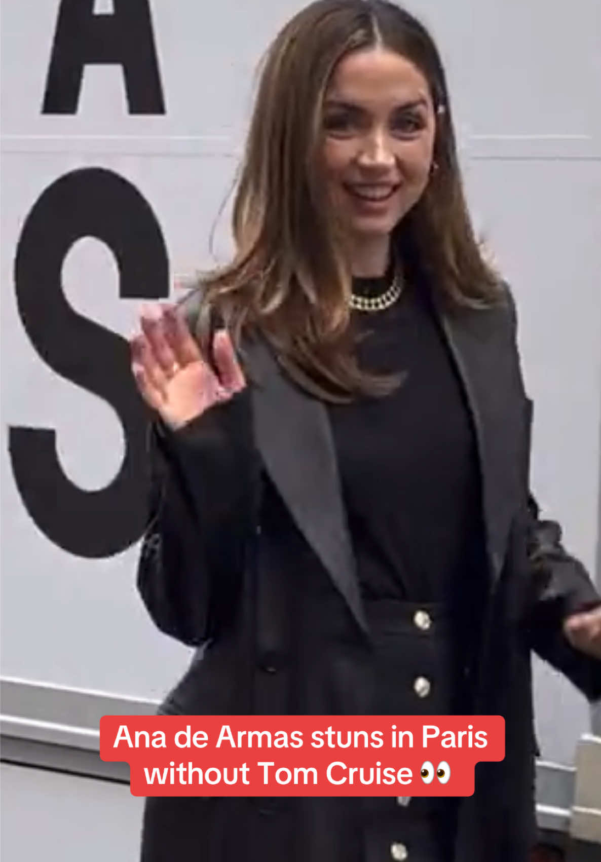 Ana de Armas arrives in Paris to promote her film 'Ballerina’ without her new man Tom Cruise 👀  🎥 BACKGRID 