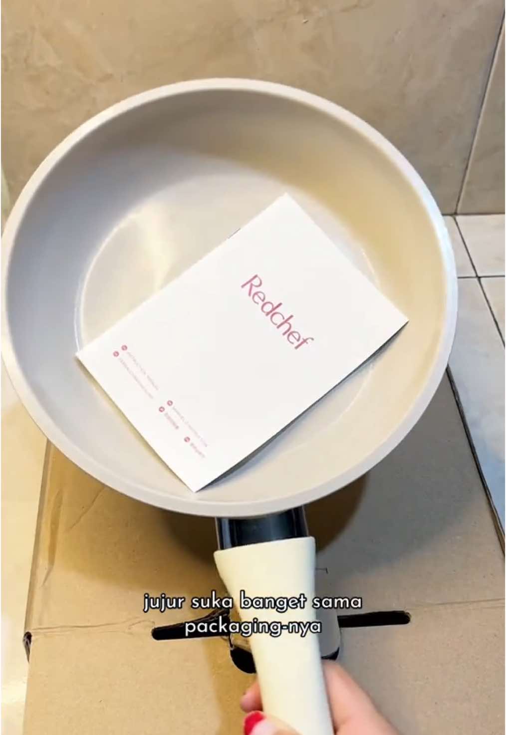 Akhirnya yang ditunggu2 dateng juga, teflon berbahan keramik dari @Redchef ga nyesel beli teflon ini 😻 #redchef #redchefcookware #cookware #rekomendasi #teflonantilengket #redchefceramiccookware 