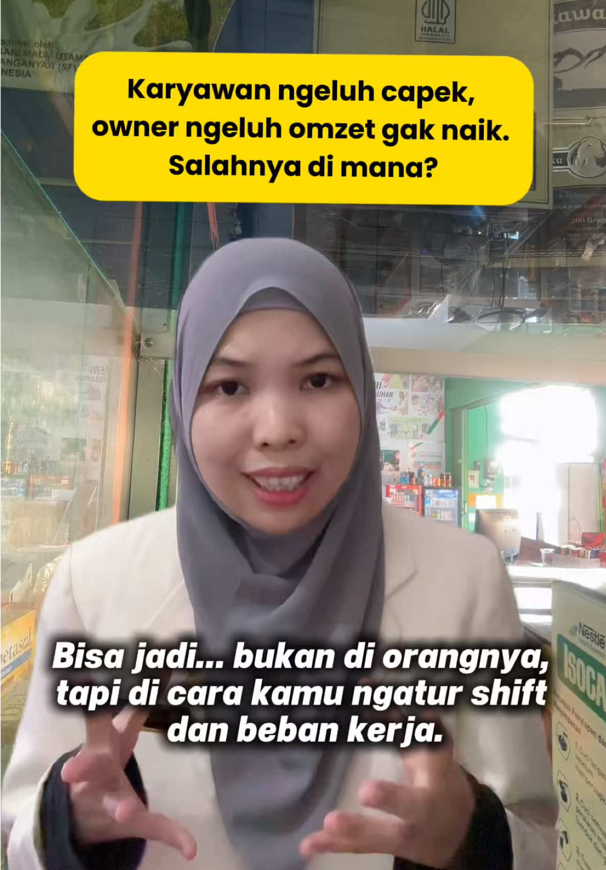 Membalas @Apolog {Apoteker Logistik} Ngatur shift itu bukan cuma soal “siapa masuk pagi, siapa sore.” Tapi soal ngatur performa tim biar: ✅ Omzet naik ✅ Beban kerja adil ✅ Gak ada lagi yang kerja keras tapi gak kelihatan hasilnya Contohnya, dari laporan 1–27 Mei 2025 ini: 📌 Total omzet udah Rp181 juta 📌 Tapi performa antar staf beda jauh Ada yang SARP-nya 174%, ada juga yang cuma 20% 😿 Cara aku atur shift: 🔁 Campur top performer + yang perlu coaching 📊 Evaluasi mingguan pakai data, bukan perasaan 🎯 Fokus naikin performa bareng, bukan nyalahin satu orang Kamu masih ngatur shift asal masukin nama aja? Yuk upgrade dengan sistem yang adil dan profesional 🙌 #ManajemenTimApotek #JadwalShiftAdil #ApotekNaikKelas #MentalOwner #SARP #OmzetNaikPakaiData #ShiftPintar #BisnisFarmasi #TimFarmasiHebat #FarmasiCerdas #Apotekpreneur #KPIApotek