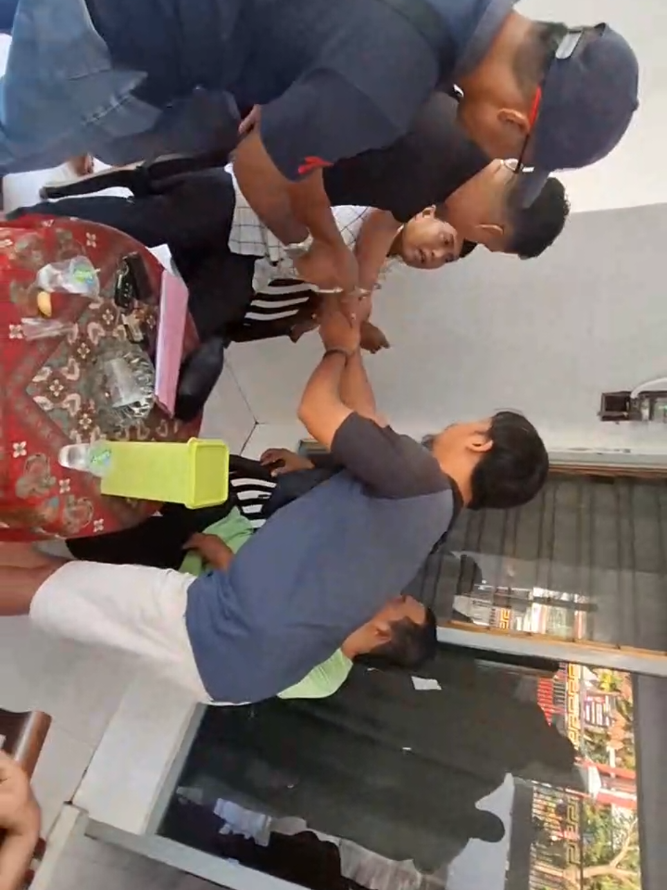 OTT PEMERASAN OKNUM LSM DAN ASN INSPEKTORAT oleh Tim Resmob Polres Sumenep, Minggu 25 Mei 2025. #lsm #polressumenep  #poldajatim  #jatanras  #resmob #sumenep  #diluartv 