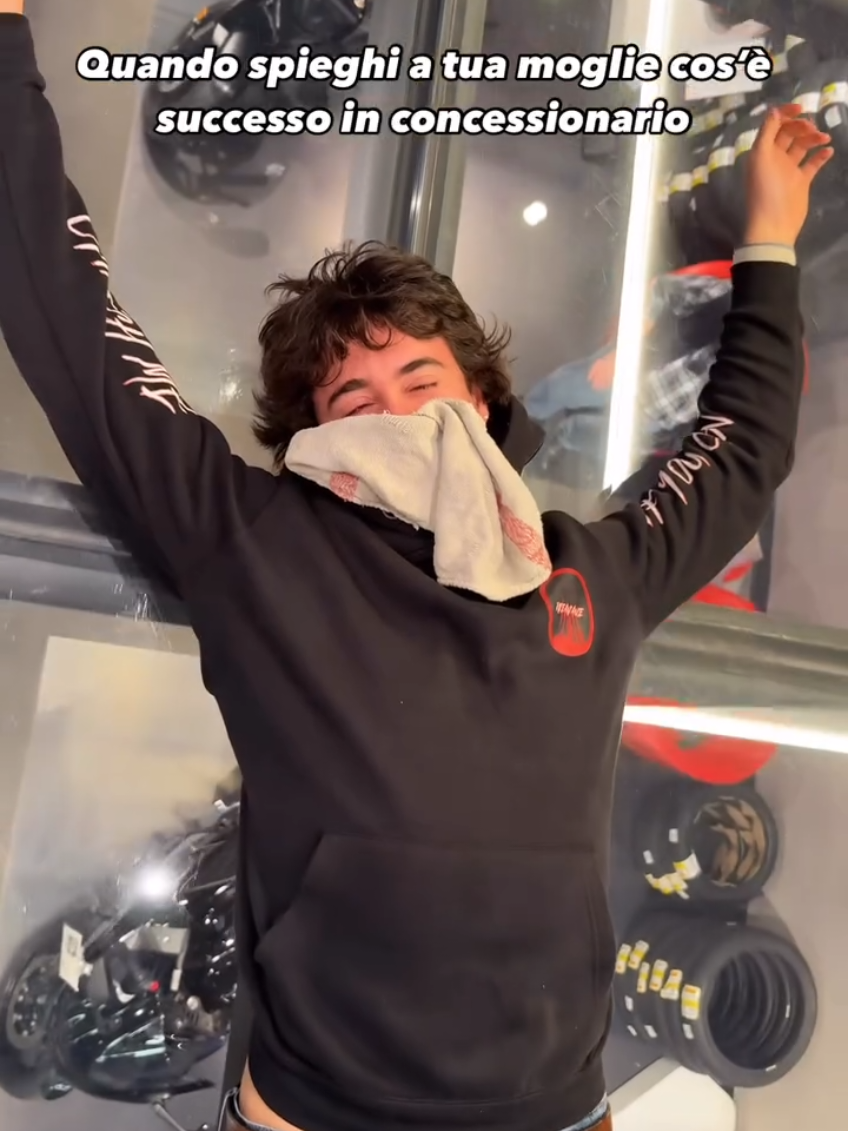 e ora non ho più una moglie ma un r6 😂  #biker #motorcycle #bikers #bikerlife #bikerlifestyle #bikelife #moto #motorbike 