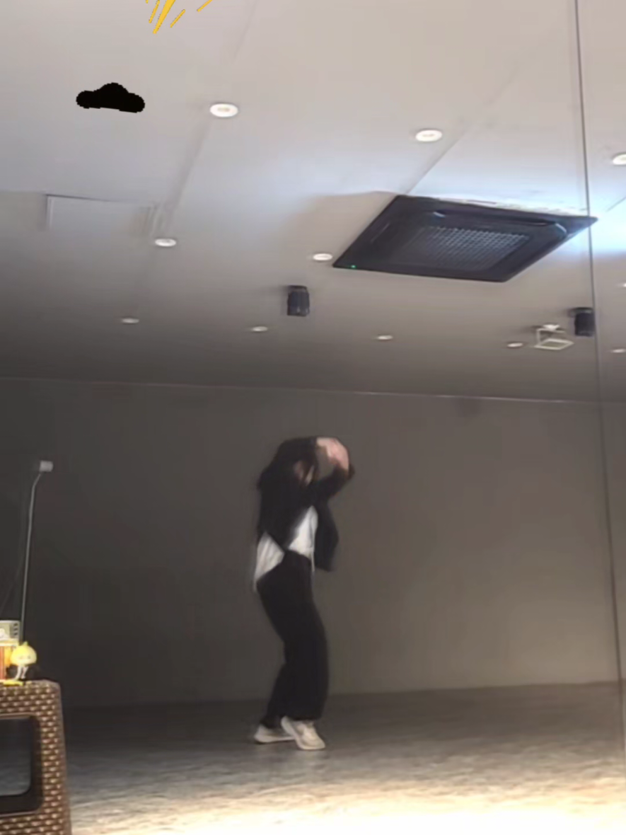 번개처럼 퇴근하고 이두삼두 운동하고 알로알로⚡️ #세븐틴 #thunder #seventeen #svt #svt_thunder #thunderchallenge #happy_burstday #kpop #choreography #dance #dancecover #댄스 #댄스커버 #challenge @SEVENTEEN 