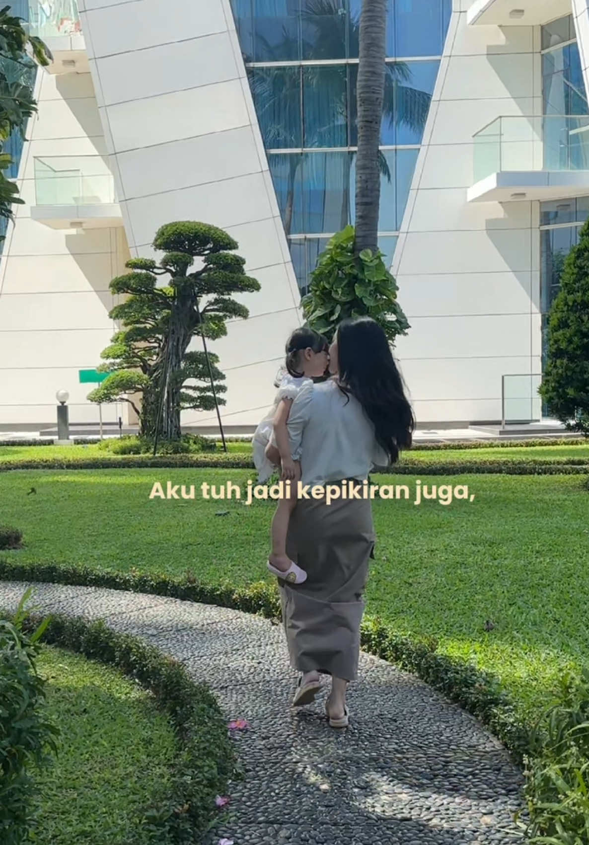 Dulu ya… disuruh tampil aja bisa deg-degan berhari-hari. Sekarang? Camille sih malah antusias banget kenalan sama temen baru, tampil di depan banyak orang, dan bisa cerita panjang lebar seolah udah akrab dari lama. 😄 Emang beda banget ya… Beda zaman, beda generasi, beda jg nih karakter anak yg kebentuk. Sekarang tuh generasinya Anak NewGen—cepat adaptasinya, kreatifnya nggak abis-abis, dan berani eksplor hal-hal baru. Kadang aku cuma bisa bengong liat mereka tumbuh secepat itu. Tapi terus aku mikir juga… Dengan energi dan semangat mereka yang luar biasa, udah cukup belum ya support aku buat mereka? Buat anak NewGen yg tumbuh cepat & hebat, penting bgt moms buat pastiin mereka dapet nutrisi yang tepat. Moms di sini ada yang relate juga gak sih? Spill dong pengalamannya di comment, biar kita bisa belajar bareng. #MomTok #AnakNewGen #ParentingGenZStyle #TumbuhHebat #NewGen