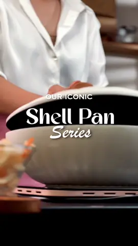 Panci iconic yang kamu tunggu akhirnya rilis juga! Introducing: Shell Pan by Stein Cookware 🐚✨ “Seas the Tasteful Cooking” ✅ 7 lapis granite coating dari Jerman – anti lengket & tahan lama ✅ Desain kerang yang cantik & iconic ✅ Aman untuk harian – FDA & PFOA Free Tersedia dalam 2 warna elegan: Black dan White 🖤🤍 Bikin dapur makin estetik, masak makin effortless! 👩‍🍳💫 Yuk checkout Shell Pan di keranjang kuning  #ShellPan #PanciEstetik #SeasTheTastefulCooking #Stein #SteinCookware #rekomendasipanci #panci