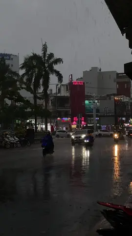 Nha trang nơi em nay đổ mưa , em đứng bên hiên đưa bàn tay nhỏ, từng giọt mưa rơi xuống ướt cả vai. Cảm giác vô tri thừa thãi , dòng người trước mắt vội vã tránh mưa mà người  đứng nơi bên nhà muốn ướt mưa ... Chốc nữa, mưa tạnh kịp lúc em về không nhỉ ?#chew0406 #chew #thao #odaycobannoibuon 