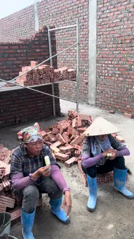 Chỗ các bác bữa phụ cho thợ như nào vậy ạ ? Chia sẻ để e tham khảo được khôg #xâynhà #xây_nhà #xâydựng 