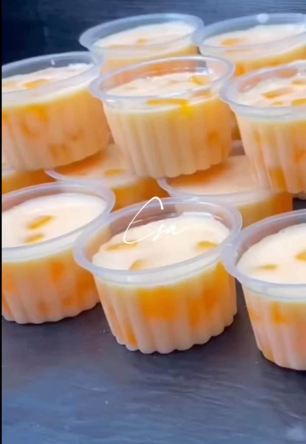 Bahan B 1 sachet Agar-agar Plain Rp. 5000 2-8 sdm gula pasir (sesuaikan selera masing-masing) Rp. Rp. 2000 kalaunpakai 8 sdm  1 kaleng kental manis Rp.13000 1200 ml air  Cup puding dan tutup 28. CUP Rp. Rp.4000 TOTAL : Rp.30.000 : 28 cup =  1.071 dibulatkan jadi 1.100  Belum termasuk gas dan biaya operasional  Bisa di jual dengan harga Rp.2500-3000,- Dan masih bisa di sesuaikan dengan modal dan daerah temen2 Cup yang saya pakai : Cup belimbing 65 ml Note: saat memasukan puding jeli nya pastikan puding susu nya sudah benar 2 hilang uap panasnya atau hangat suhu ruang . Supaya puding jely tidak meleleh  #pudingnutrijell #pudingmangga #pudingmozaik