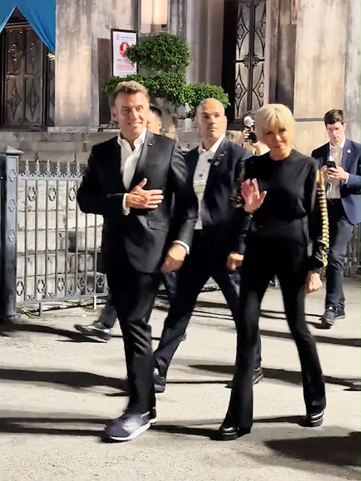 At around 21:00 local time on May 25th, French President Macron arrived in the Vietnamese capital Hanoi for a three-day state visit. This is the fifth visit of the French President to Vietnam since the establishment of diplomatic relations between the two countries in 1973, and also the first visit of President Macron to Vietnam since his inauguration. Vietnam and France established diplomatic relations on April 12, 1973, became strategic partners in 2013, and comprehensive strategic partners in October 2024. France was the first EU country to establish the highest level of relations with Vietnam.   #Makron#vietnamese#vn#visit#top#hot#sudden #president#France