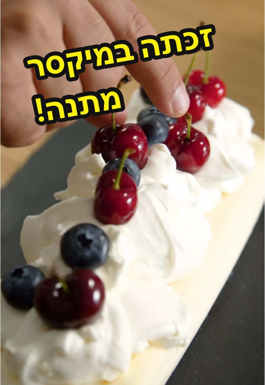 חברים אז הסתיימה ההגרלה ועדי היא הזוכה שלנו! ✨ @adi_penzak הגעתי אליה מנהריה הקטנה עד תל אביב כדי לתת לה את המיקסר קנווד שף והיה פשוט כיף גדול! הכנו עם המיקסר החדש שלה עוגת גבינה מפנקת עם קצפת דובדבנים ואוכמניות, מקסימום שופוני מינימום מאמץ כמו שכולנו אוהבים! 🍰 מתכון בסטורי או שתגיבו למטה ונשלח לכם אותו בפרטי! מי יודע, אולי תהיה בעתיד עוד תחרות ובפעם הבאה נגיע אליכם? 😉 