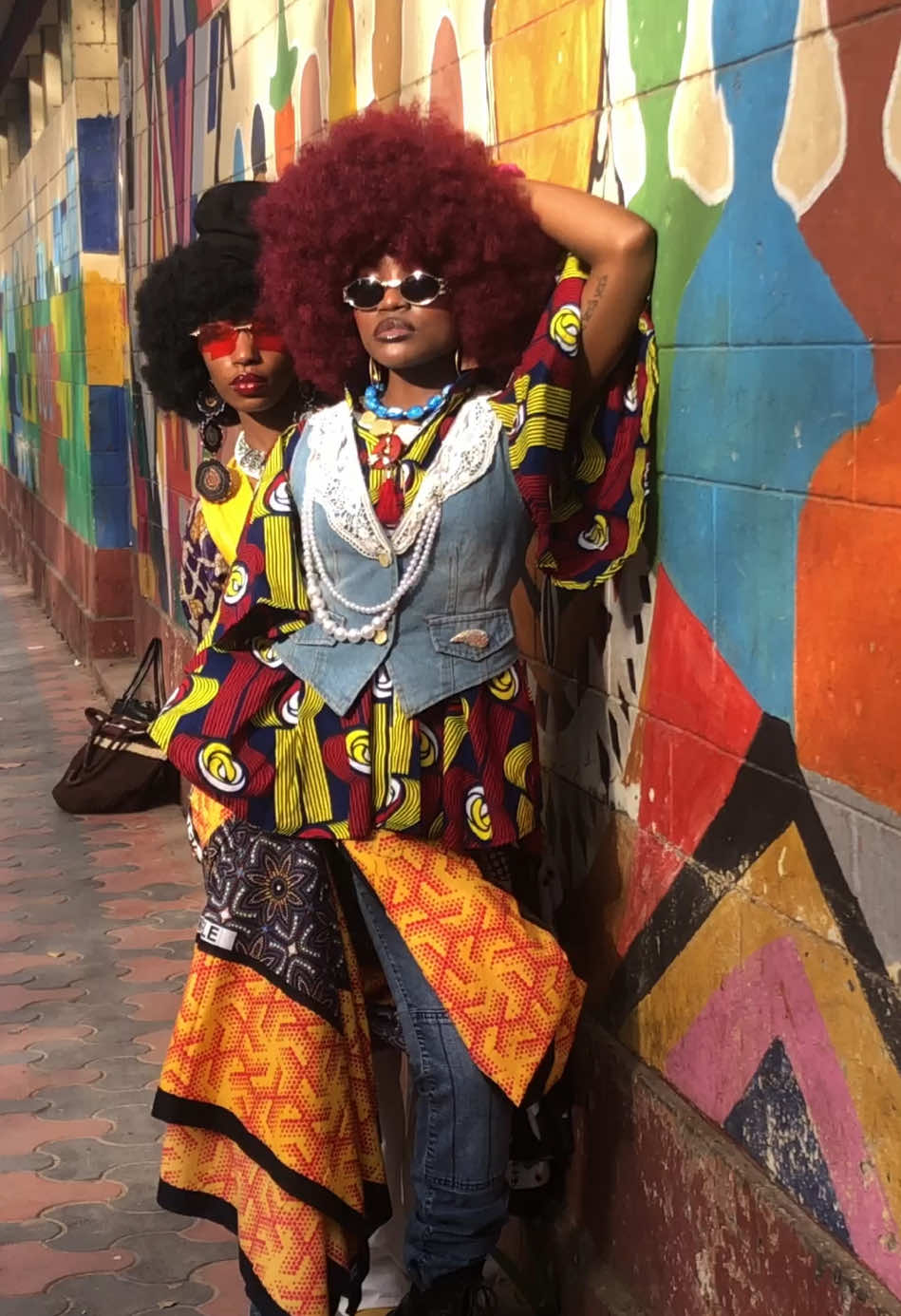 Let’s style life as a fashion creative. I was the creative director for ‘KHANGAS AND JEANS’ for @ŨŨMBI and I had so much fun working with the team. @Art Gambino @Monari @AJ were incredible to work with and I’m so glad I did this with them. @AYUMA being an icon of course and joining us was the cherry on top.  #wanjirustyles #fashionwithwanjiru #stylist #model #dayinthelife #ũũmbi #ũũmbimagazine 