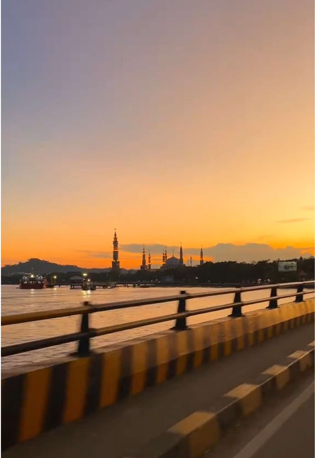 Samarinda tuh kalo gak banjir cantik banget🌅🌆 #senja #goldenhour  #samarindakaltim #sunset #samarinda #fyp #4upageシ #fyppp #masukberanda #trending 