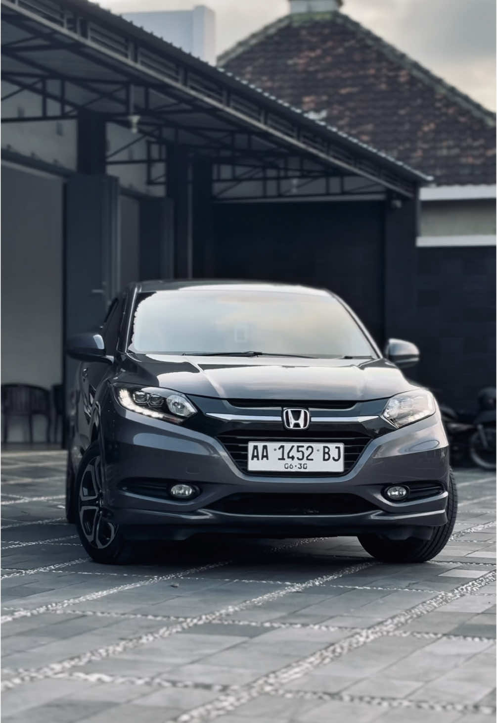 HRV PRESTIGE 1.8 2015 - mesin sehat kering - tarikan enteng - servis rutin berkala - transmisi normal responsif - kelistrikan normal - kaki