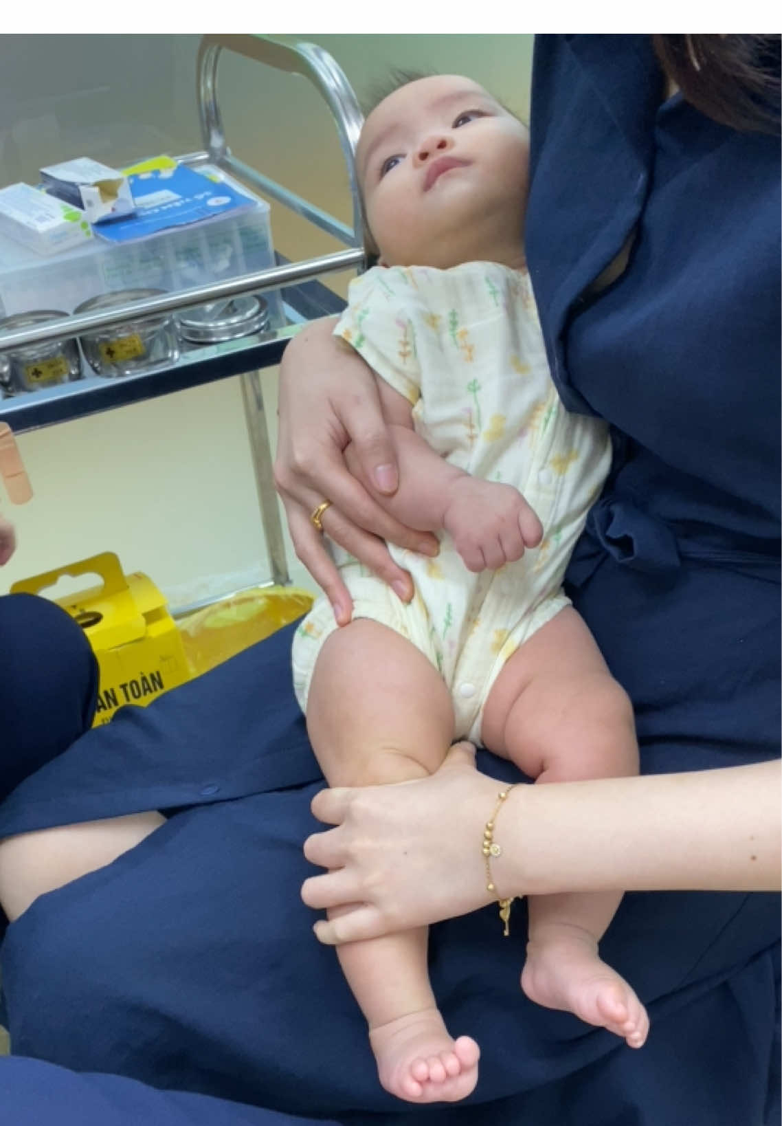 Sao bẩu đưa em đi cháy phố mà lại chở em vô phòng tiêm 🥲 #embedangyeu #embelavie #embexuhuong  #babytiktok #xuhuong 