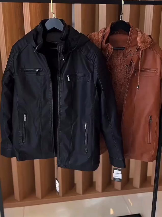 🚨 LANÇAMENTO OFICIAL! 🚨 A jaqueta em Couro no estilo chegou com tudo! 😎🔥 Você piscou… e ela já virou desejo nacional. Combina com tudo. Cai bem em qualquer rolê. E detalhe: quem tem estilo, já garantiu a sua. Você vai ficar de fora? 👕 Barão Moda Masculina | Autenticidade que veste atitude. 💥 Vendas limitadas. Link na bio! 🛒 Compre agora e ganhe um cupom exclusivo com desconto especial por tempo limitado! 📲 Quer ver ela em ação? Assiste até o final e me diz se não é a peça mais braba do ano. Marca o parceiro que precisa sair da mesmice! #modamasculina #streetwear #fashiontiktok #TikTokFashion  #estiloMasculino #roupamasculina #barãomoda #lookmasculino #modaurbana #tendênciamasc #OOTD #lançamento #jaquetamasculina #brasil #2025 #as10mais #viral #foryou #fyp #moda #TikTokFashion #jaquetaecoou #homenscomestilo #barãodetiktok #tiktokmoda #fechou #trendmasculina #chamouatenção #copialook