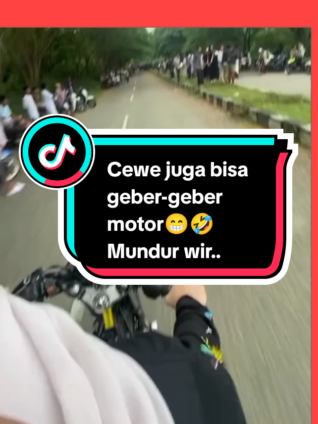 cewe juga bisa geber2 motor 🤣minggir wir#cewe#2#motor#jalan#viral#fyp#fypシ゚ 
