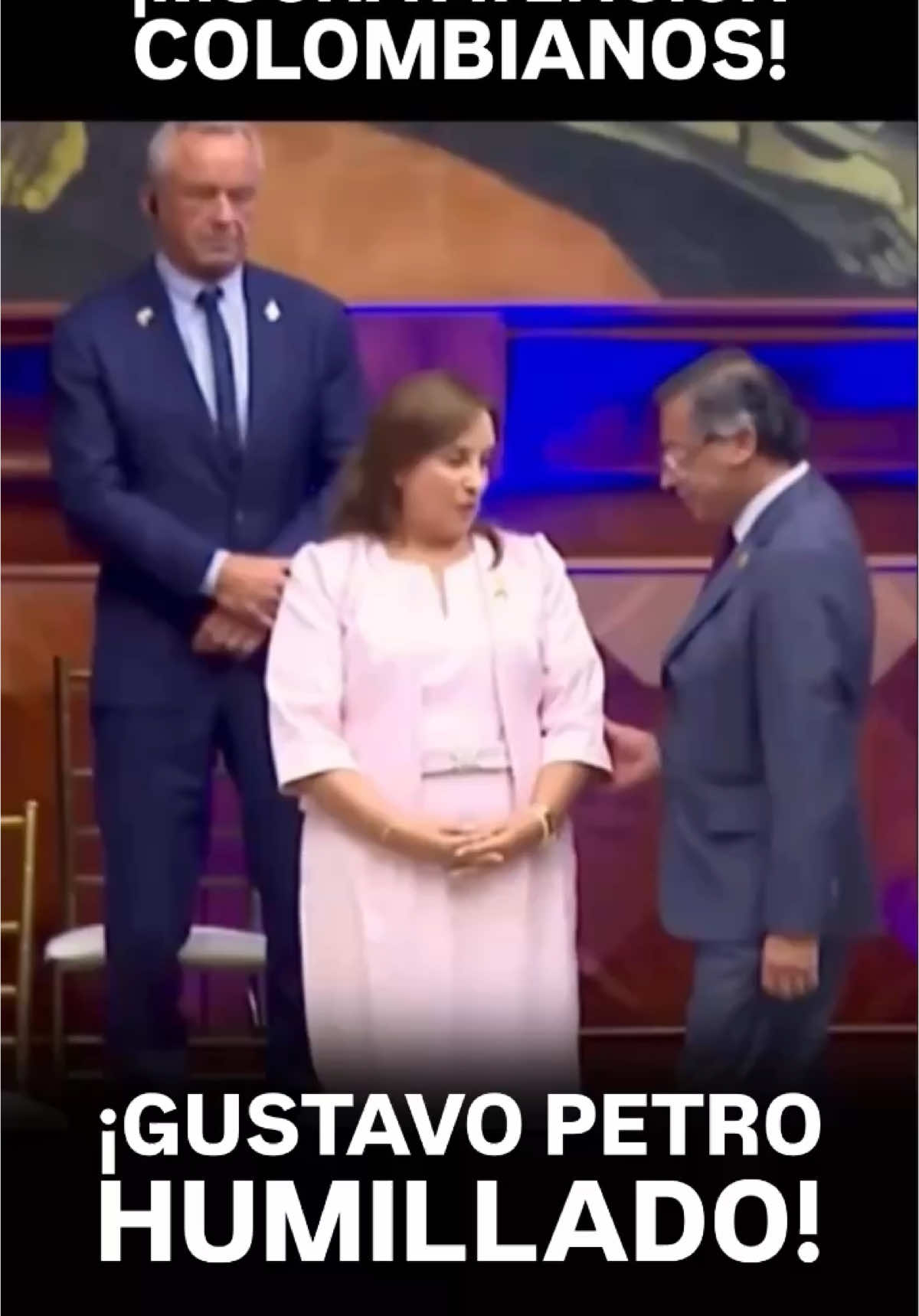 🇨🇴🙂‍↔️🇵🇪 PRESIDENTA DE PERÚ, NEGÓ SALUDO AL PRESIDENTE GUSTAVO PETRO Y LO DEJÓ CON LA MANO ESTIRADA. Boluarte llegó primero y, minutos después, Petro hizo su entrada. Sin embargo, lo que parecía ser un saludo cordial, fue todo lo contrario. El hecho quedó captado en un video registrado por un asistente que se encontraba en el evento, en el cual se aprecia a Boluarte con las manos entrelazadas, mientras que Gustavo Petro estiró su mano para saludarla, pero ella decidió pasar desapercibido el gesto del presidente colombiano.