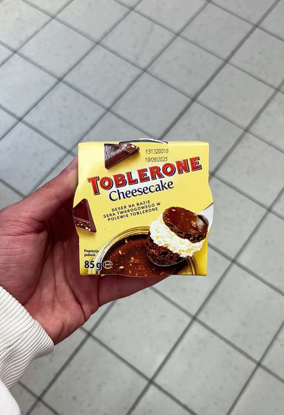 Nowość Mini serniczek Toblerone! 🍫🍰 Dostępny w Biedronce za 6.99 zł 😎 Zjedlibyście? 😁👇🏻 #dc #testing #dlaciebie 