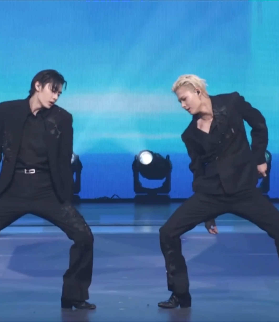 HOONKI DOING THE LOOSE DANCE BREAK IN BLACK SUITS. INSANE 😭😭 #hoonki #sunghoon #ni_ki #enhypen #hoonkiedit  #kpop #kpopfyp #fyp #foryoupage #viral 