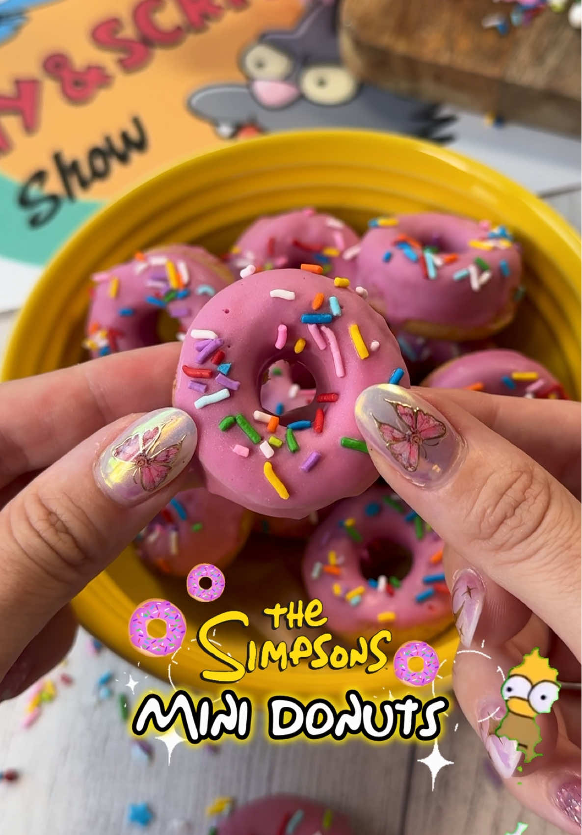 🍩 MINI DONUTS DE LOS SIMPSONS 💖@burpee_vet  💖 Me temo que se está perdiendo la costumbre de usar frases de los simpsons como referencias en las nuevas generaciones 🤣 tal vez porque es algo MUY millennial y ya se ha quedado atrás… pero al menos con esta receta se nos pasa el disgusto 🤭 🌸 INGREDIENTES ➖1 huevo ➖ 6 gr de endulzante yummy (o 60 gr de azúcar) ➖ esencia de vainilla ➖ 100 ml de leche ➖ 40 ml de aceite de coco ➖ 130 gr de harina ➖ 5 gr levadura (polvo de hornear) ➖ 1 cucharadita de canela ➖ chocolate rosa + sprinkles 🍩 Mezcla los ingredientes y mete al horno a 180C 15 min.  🍩 Cubre cuando esté frío y decora con sprinkles 🌈 Puedes conseguir mi endulzante YUMMY  en la web de @big_suplementacion, a través del link que tienes en mi biografía. Además con el código ✨BURPEE✨ tienes un 10% en tu pedido y apoyarás mi trabajo   #tiktokespaña #cocinaentiktok #recetas 