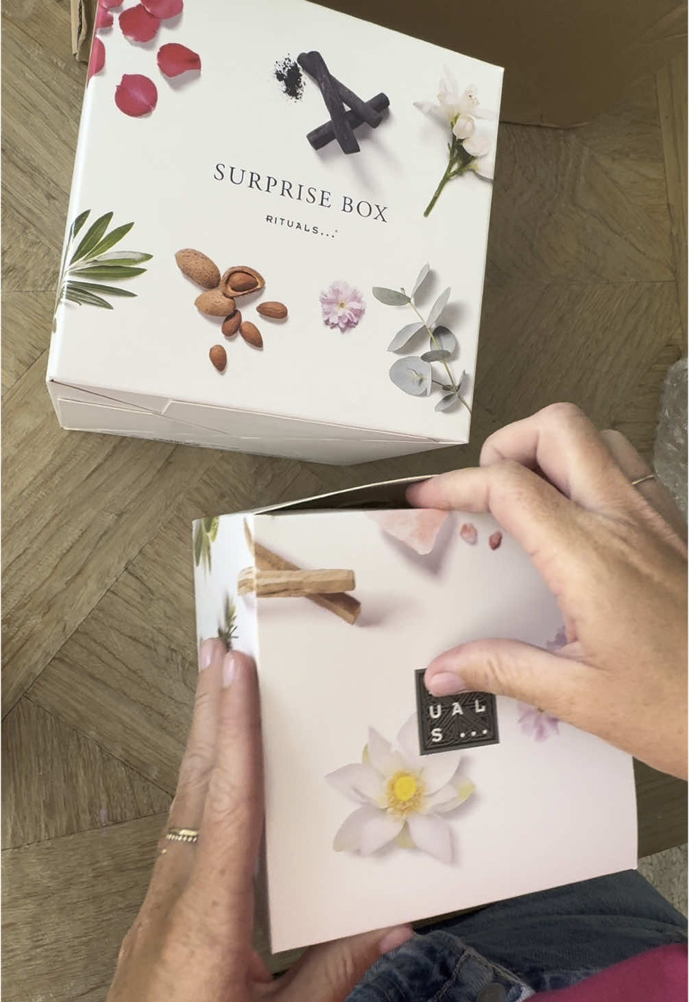 Unboxing rituals surprise box 🐚🌾🧖🏼‍♀️ #rituals #surprisebox #ritualssurprisebox #surprise #sakura #hammam #jing #savagegarden #asmrsounds #asmr #asmrtiktoks #asmrvideo 
