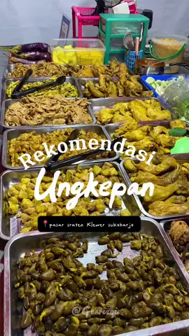 UNGKEPAN KOMPLIT DEPAN PASAR SRATEN KLEWER ✨ Ungkepan disini isinya berbagai macam lauk, aku merekomendasikan kulit ayamnya, super krispy dan enak. Ungkepan ini buka dari jam 18.00-22.00 yaaa, untuk harganya mulai dari 10.000 -20.000 gimana kalian tertarik makan ungkepan disini enggak?  #soloplacetogo #ungkepansolo #penyetan #foodtiktok #solo #Foodie #fypシ゚viral🖤tiktok #fypシ゚ #foodreview #rekomendasi #foodvideo #foodreview 
