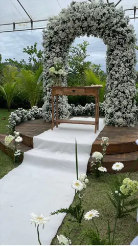 Perfeito 🤩 No dia 24 de Maio de 2025, tivemos a alegria de transformar em realidade o sonho de Maria Luiza e Matheus! ✨ Eles escolheram celebrar o amor ao ar livre, com um clima leve, romântico e cheio de personalidade. A cerimônia aconteceu sob um arco deslumbrante de flores brancas, que mais parecia ter saído de um conto de fadas. Um cenário mágico para um “sim“  inesquecível! 🧚‍♀️ Foi  mais um desafio que abraçamos com amor, dedicação e muito entusiasmo, porque nossos noivos merecem o melhor! 🤍 Maria Luiza e Matheus, foi uma honra fazer parte desse capítulo tão especial. Que essa nova fase seja tão leve, linda e  florida quanto esse dia que ficará pra sempre na memória! 💫 #casamentonocampo #casamentoaoarlivre #casamentoverdeebranco #noiva2026  🌟 Repost lindo  Palavras e realizado por @arethuzavieiralorenzini  👏🏻👏🏻👏🏻