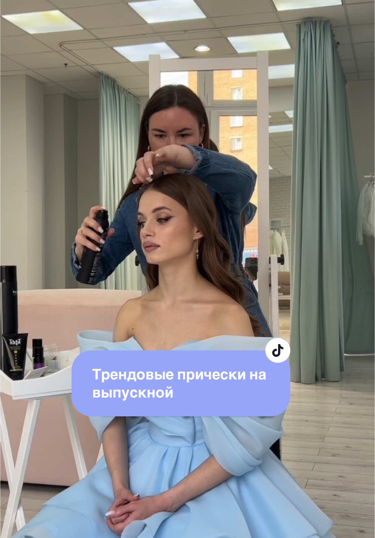 4 трендовые причёски на выпускной ❤️ Совместно с визажистом-стилистом Еленой Шимконис мы решили снять для вас полезное видео с причёсками, которые можно повторить как самостоятельно, так и записавшись к Елене. И давайте расскажем, как создать такие причёски: 	1.	Локоны с перекрутом сзади. Накручиваем волосы на плойку, прочёсываем с помощью спрей-воска. Отделяем передние пряди у лица, перекручиваем их два раза назад — и закрепляем невидимкой. Легко и очень нежно! 	2.	Причёска с ровным пробором и украшением. Разделяем волосы на прямой пробор, закалываем затылочную часть, а передние пряди крепим силиконовой резинкой под всей массой волос. Добавьте аксессуар — и образ станет по-настоящему вечерним! 	3.	Ракушка. Эта причёска универсальна и выглядит шикарно! Собираем волосы, фиксируем с одной стороны невидимками. С другой — прокручиваем пряди два раза и крепим шпильками. Формируем объём спереди — и готово! 	4.	Гладкий хвост с изюминкой. С помощью спрей-воска зачёсываем волосы назад, завязываем хвост. Прядью маскируем резинку. Волосы можно накрутить до или после. А главная фишка — рисунок на лице! Прочёсываем гелем сильной фиксации и создаём самые смелые узоры! Продукты, которые использовала Елена в работе: 	•	Текстурирующий спрей-воск от «Constant Delight» 	•	Гель сильной фиксации от «Тафт» 	•	Лак для волос от «Kapous» Делитесь своим мнением, какая причёска понравилась вам больше Платье представлено в 40 размере. ____________________ ELEN… Любовь с первой примерки… Запись на бесплатную примерку, с профессиональным стилистом через сообщения сообщества или WhatsApp по номеру  +7 (964) 295-22-75 Ждем вас в нашем салоне каждый день с 10:00 до 19:00. г. Сыктывкар, ул. Ленина, д. 74, 1 этаж #вечерниеплатьяэлен #образнавыпускной #вечернееплатье #платьенавыпускнойсыктывкар #платьенавыпускной #платьемечты #свадебныйсалонсыктывкар 