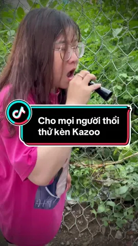 Cho mọi người thổi thử kèn Kazoo