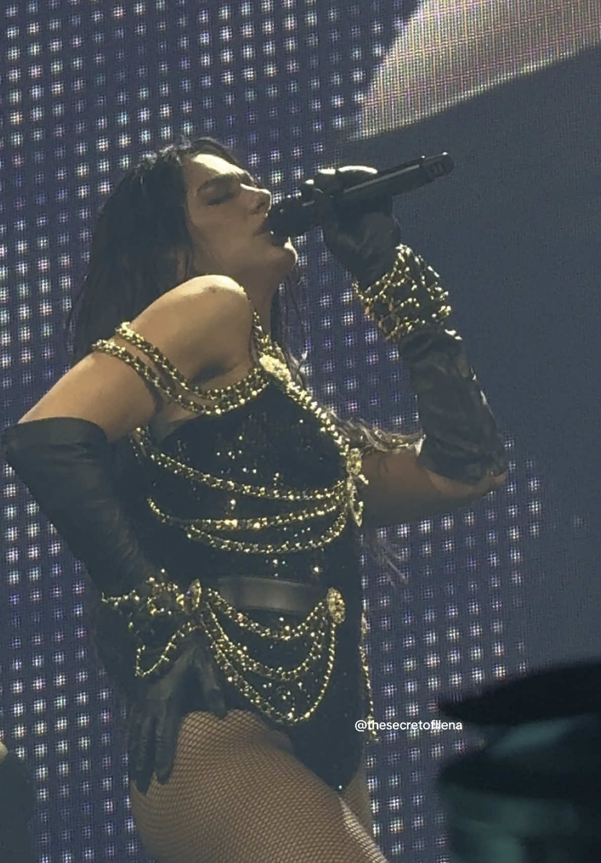 someone said you need to post everyday to become famous so here is a daily post :) #dualipa #tiktok #radicaloptimism #radicaloptimismtour #futurenostalgia #fyp #blowthisup #concerts #alessirose #foryou #trendyyy 