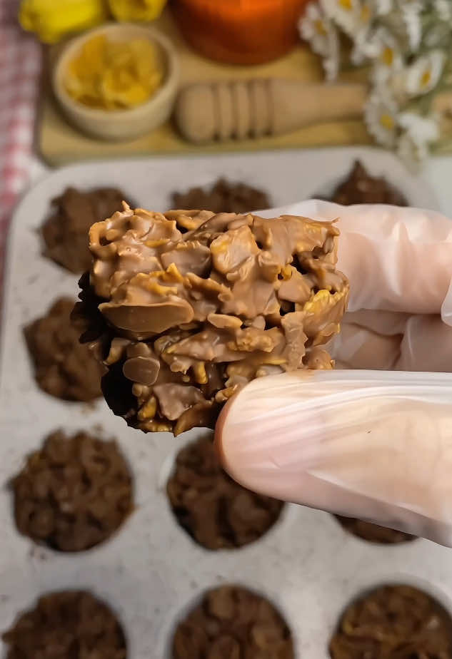 Crunchy Chocolate Cornflake Bites  🍫  Ingredients: •	2–3 cups cornflakes •	150–200 g melted chocolate (milk, dark, or your choice) Instructions: 1.	Prepare the Mixture: •	Pour the cornflakes into a large mixing bowl. •	Add the melted chocolate over the cornflakes. •	Mix well until all the cornflakes are coated. •	Lightly crush the mixture to break down large flakes (optional for extra crunch). 2.	Shape: •	Spoon the mixture into a mini muffin pan, pressing lightly to shape. 3.	Freeze: •	Place the pan in the freezer for 30–45 minutes until set. 4.	Serve: •	Pop the bites out of the muffin pan. •	Serve and enjoy — crunchy, chocolatey, and super easy😋 . . . #cornflakes #cornflakechocolate #fyp #الاكسبلور🔥 #explorer 
