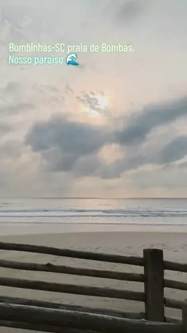 Praia de Bombas. ,🌊  Uma das praias mais procuradas por possuir uma larga faixa de areia. Ótima para Famílias que adoram passar os dias de Sol na Praia 🏖️ no ☀️ e água fresca.  #peninsula #bombinhassantacatarina🌊 #praia #naturezaperfeita #verao2025 #amorpelaprofissao #locacaodeimoveis  #tempora 