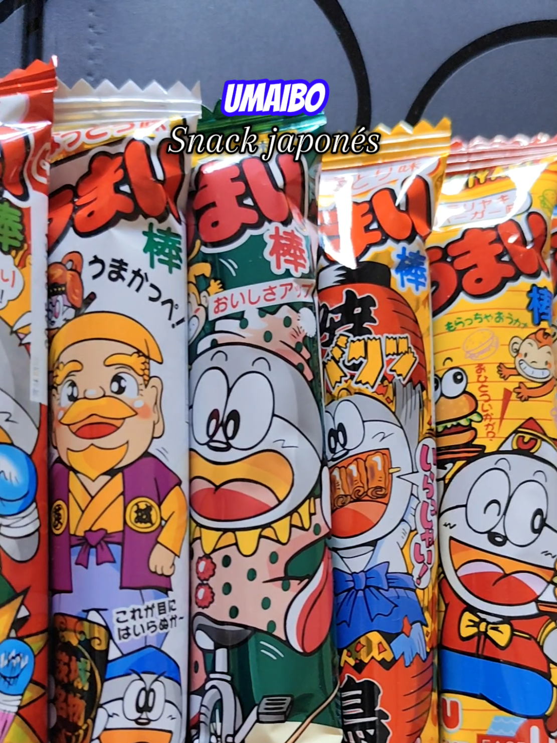 Umaibo es un aperitivo de maíz muy famoso en Japón, hay diferentes sabores y en el envoltorio aparece un gato, Umaemon (parodia del popular Doraemon) ¿Lo probarías? 🌽😼🤔 Parte 1 🤪 #japanesefood  #japanesesnack  #japanesefoodreview  #japanesesweets  #umaibo  #umaemon  #doraemon  #japan  #FoodTok 