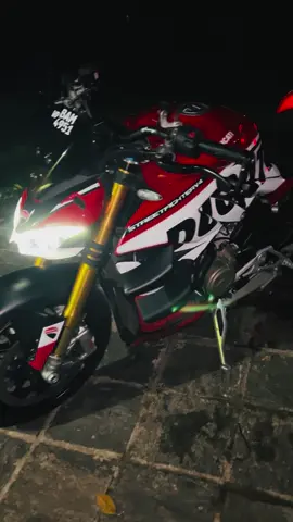🫩 #ducati #streetfighter #srilankaviral #පානදුරේ_අපි #mostviralvideo #foryou #fyp #seniya🇱🇰 
