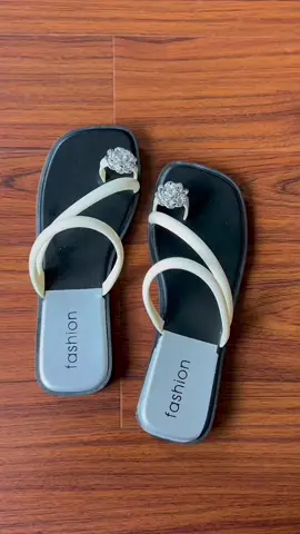 Dép xỏ ngón hottrend 2025 #hottrend #hot #xh #xuhuong #fyp #foryou #dilysmeshopee #hi #fypシ #tiktokshop #tiktokvietnam #thichawnmangcut #hello #sale #reviewthoitrang #nữ #fashion #giaydep 