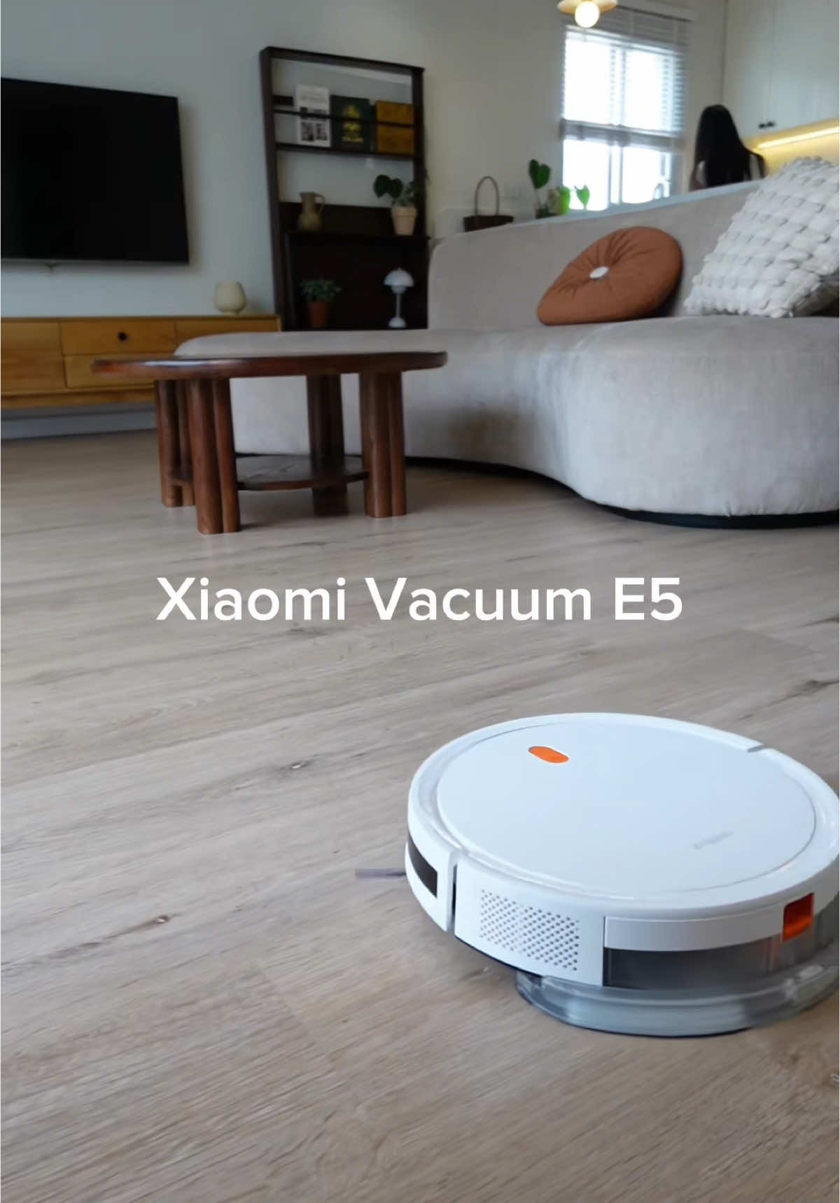 ¡Decile adiós a la suciedad sin mover un dedo! El Robot Aspirador Xiaomi Vacuum E5 es tu nuevo aliado para dejar tu casa impecable 🏠✨ Aspira y friega al mismo tiempo con su depósito de 400 ml para polvo y 90 ml para agua 🧹🧼 Con una potente succión de 2000 Pa y 25 W, limpia a fondo cada rincón 💨⚡ Controlalo desde tu celular con la app Mi Home/Xiaomi Home 📱 y programá la limpieza estés donde estés 🌐 Su batería de 2600 mAh te da hasta 110 minutos de limpieza continua 🔋⏱️ ¡Ideal para cubrir grandes espacios sin interrupciones! ✅Gs.840.000. #Xiaomi #robotaspirador #smarthome #limpiezainteligente #xiaomivacuume5 